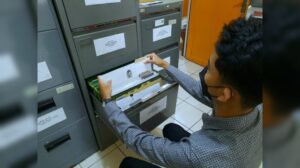 Petugas menata arsip aktif menggunakan klasifikasi dan filing cabinet pada lingkungan Dinas Perpustakaan dan Kearsipan Kota Yogyakarta. Foto digunakan sebagai pendukung konteks pengelolaan arsip dinamis dan bukan dokumentasi PAD Kabupaten Kepulauan Yapen. Sumber: Dinas Perpustakaan dan Kearsipan Kota Yogyakarta