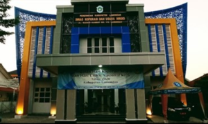 Gedung Dinas Koperasi dan Usaha Mikro Kabupaten Lamongan, perangkat daerah pengampu inovasi KOPI UMIK (Klinik Koperasi dan Usaha Mikro). Foto: Dokumentasi/Referensi KOPI UMIK.