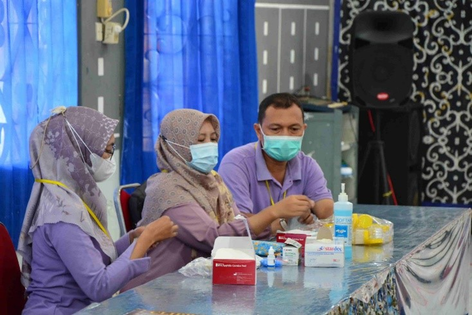 image Tenaga kesehatan mempersiapkan layanan pemeriksaan sebagai bagian dari upaya deteksi dini HIV/AIDS. Melalui inovasi MAS PI’I (Masyarakat Peduli HIV/AIDS), Puskesmas Lamongan mendorong perluasan skrining, konseling, dan akses layanan VCT bagi masyarakat. Foto: Dokumentasi MAS PI’I/Puskesmas Lamongan.